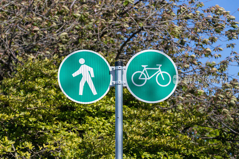 一个步行和自行车道/车道标志在温哥华市中心，BC